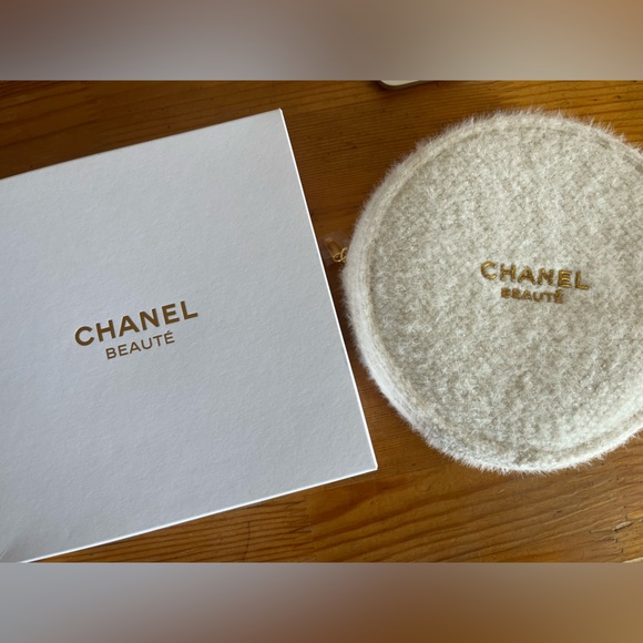 Chanel Comestics Pouch - Limited Christmas Edition - Picture 2 of 4
